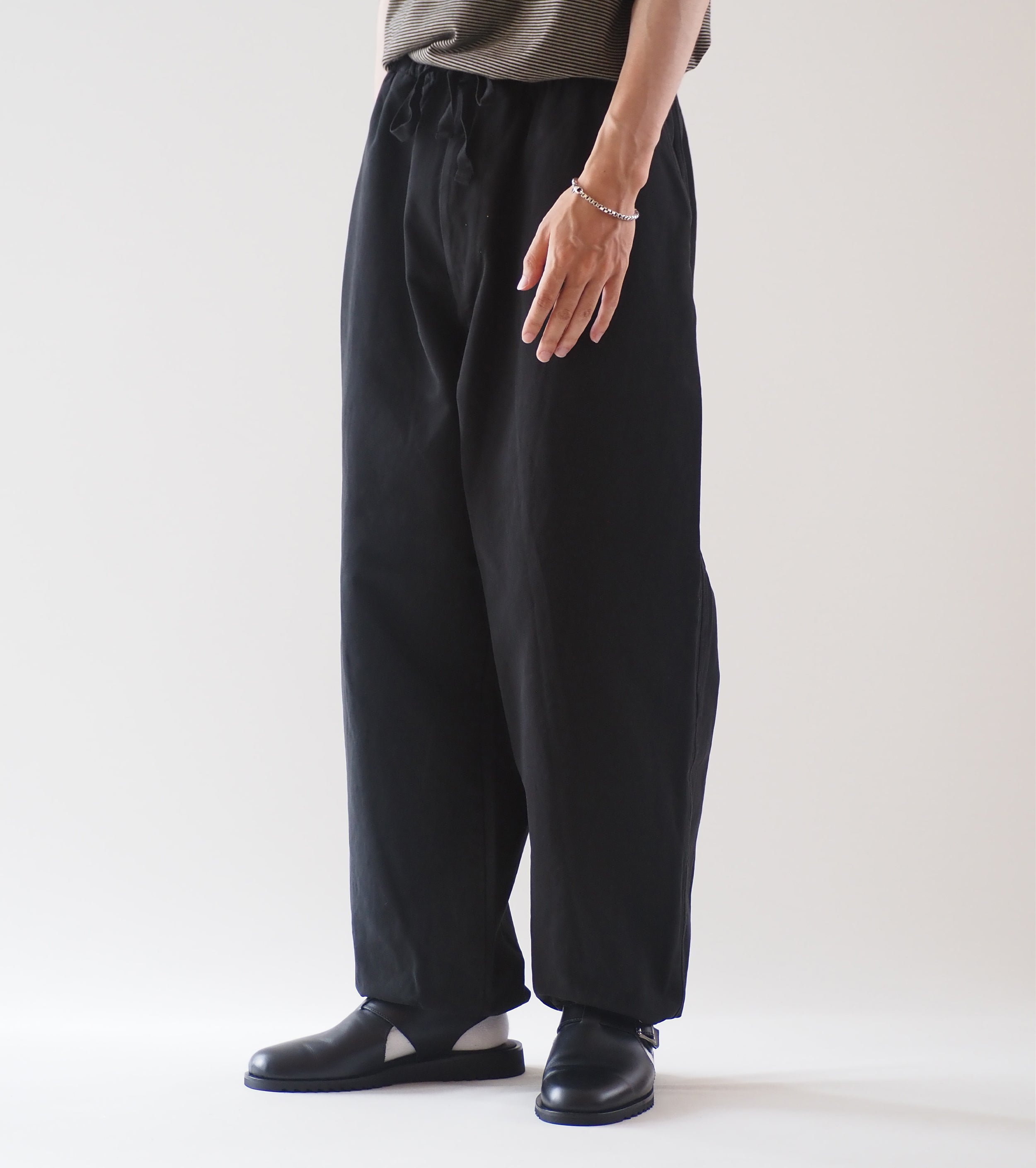 COMOLI 製品染 ドローストリングパンツ, Black – Navyblue