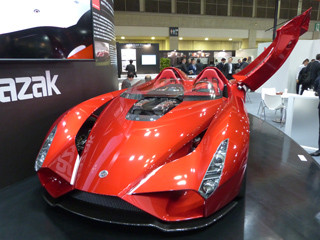 奥山清行氏デザインのスーパーカー「kode57」を展示するヤマザキ