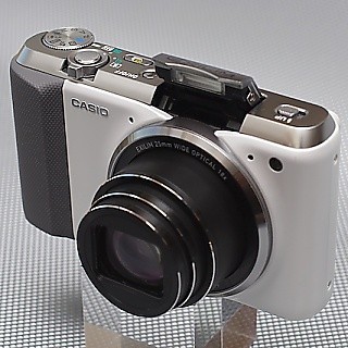 実用性抜群の光学18倍ズームとトリプルショットが楽しい - カシオの