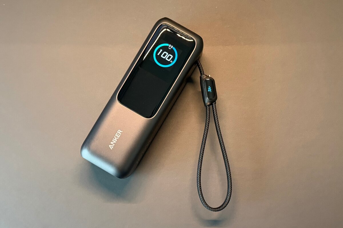 出先の電源不安が消えるAnker Power Bank 25000mAh 内蔵＆巻取り式USB
