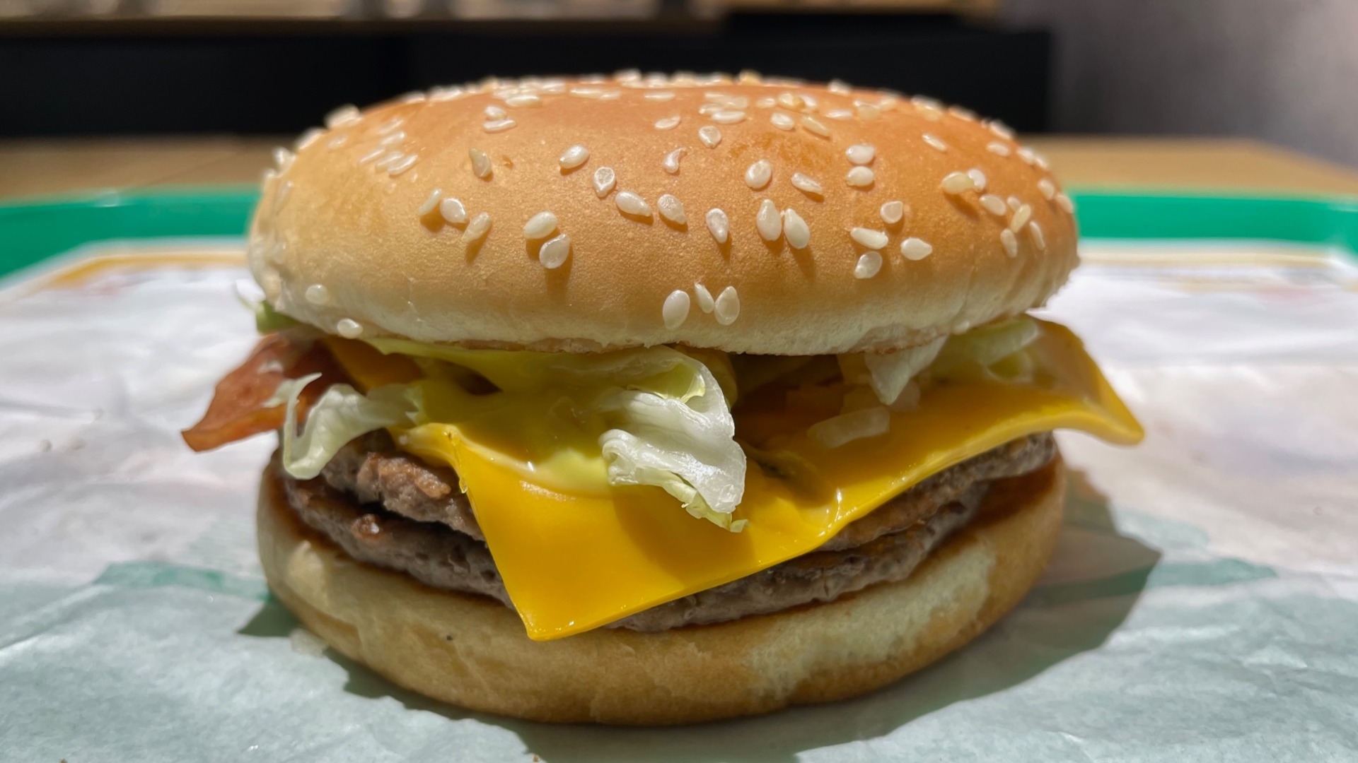 マクドナルドで「倍ベーコンレタスバーガー」を注文してみた（進撃の