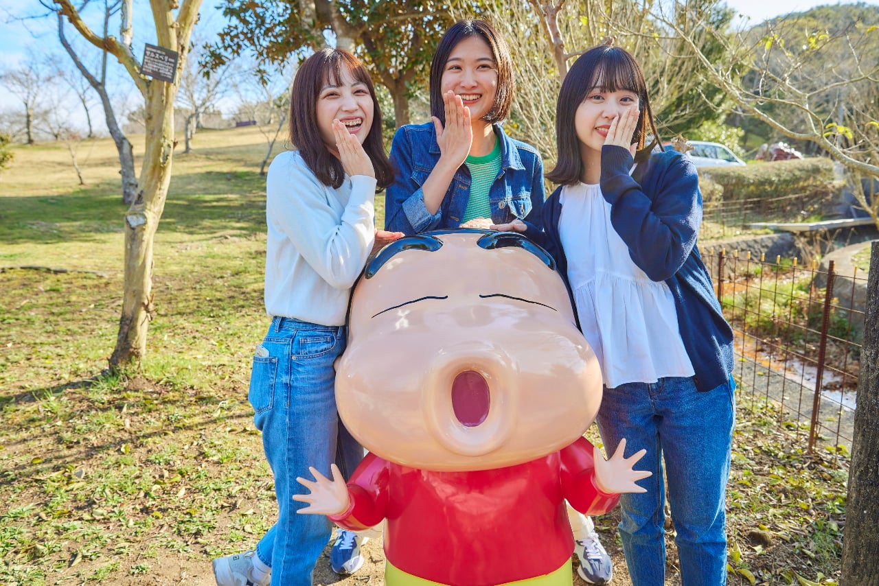 女子旅】全54体！しんちゃん立像たちと一緒に記念撮影♪ | 【公式