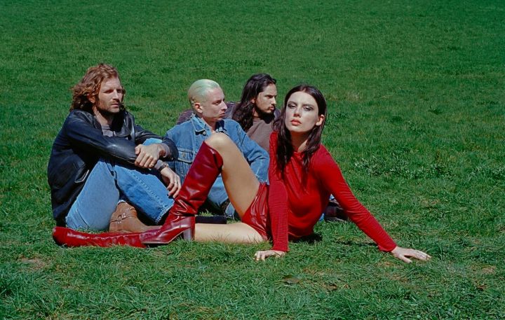 ウルフ・アリス、来たるニュー・アルバムより“The Sofa”の音源が公開