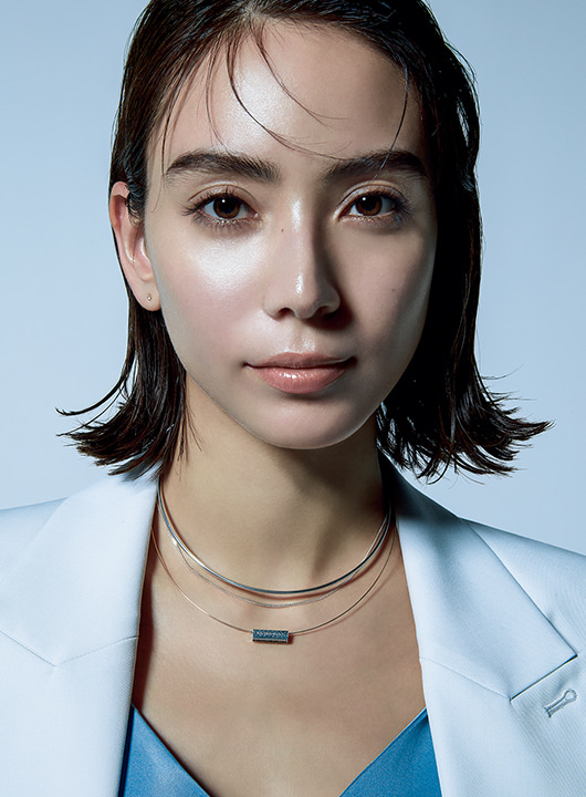 アガット〟のネックレスと見つける、私らしい首元バランス | Oggi.jp