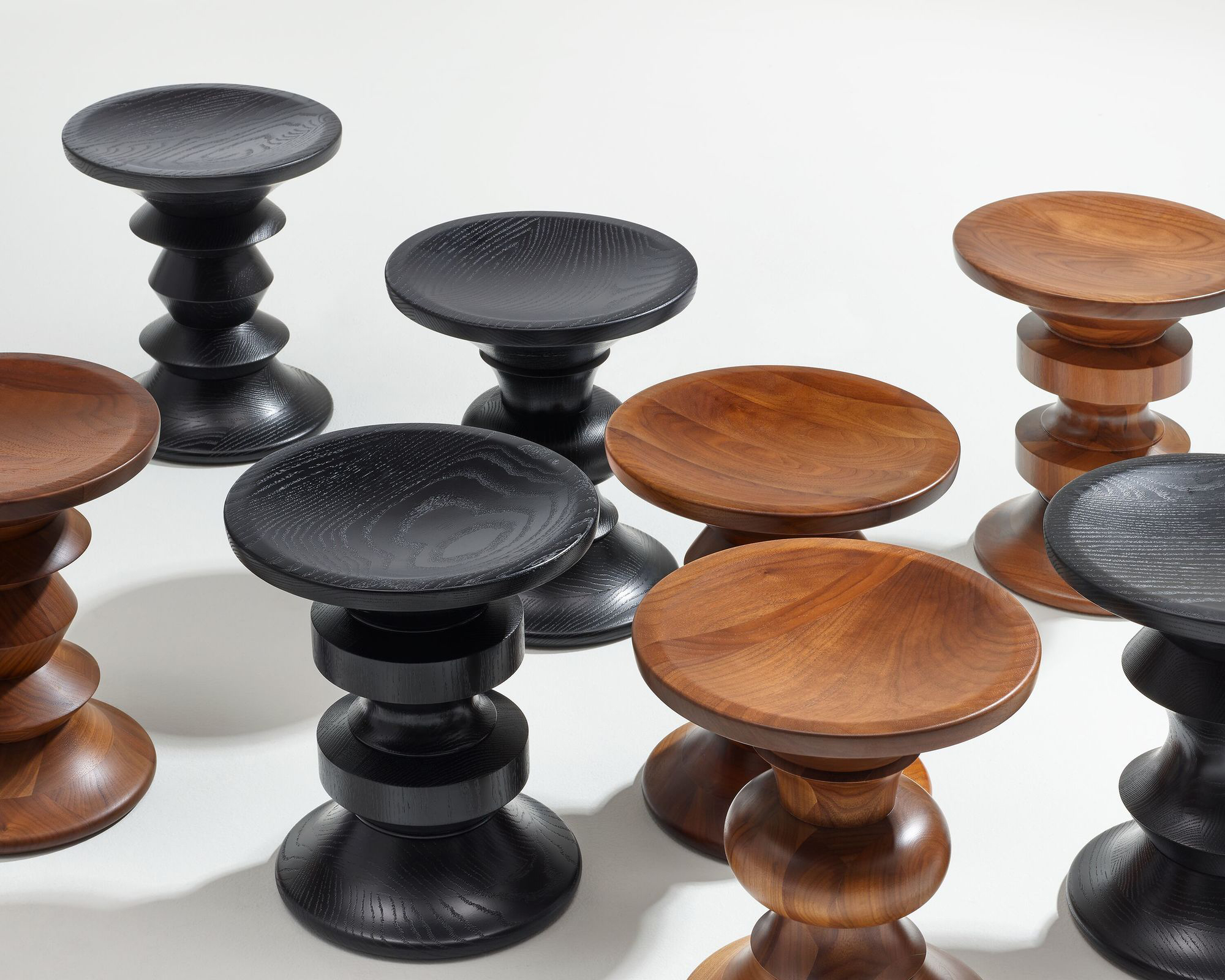 イームズウォールナットスツール(Eames Walnut Stool)がイームズターン