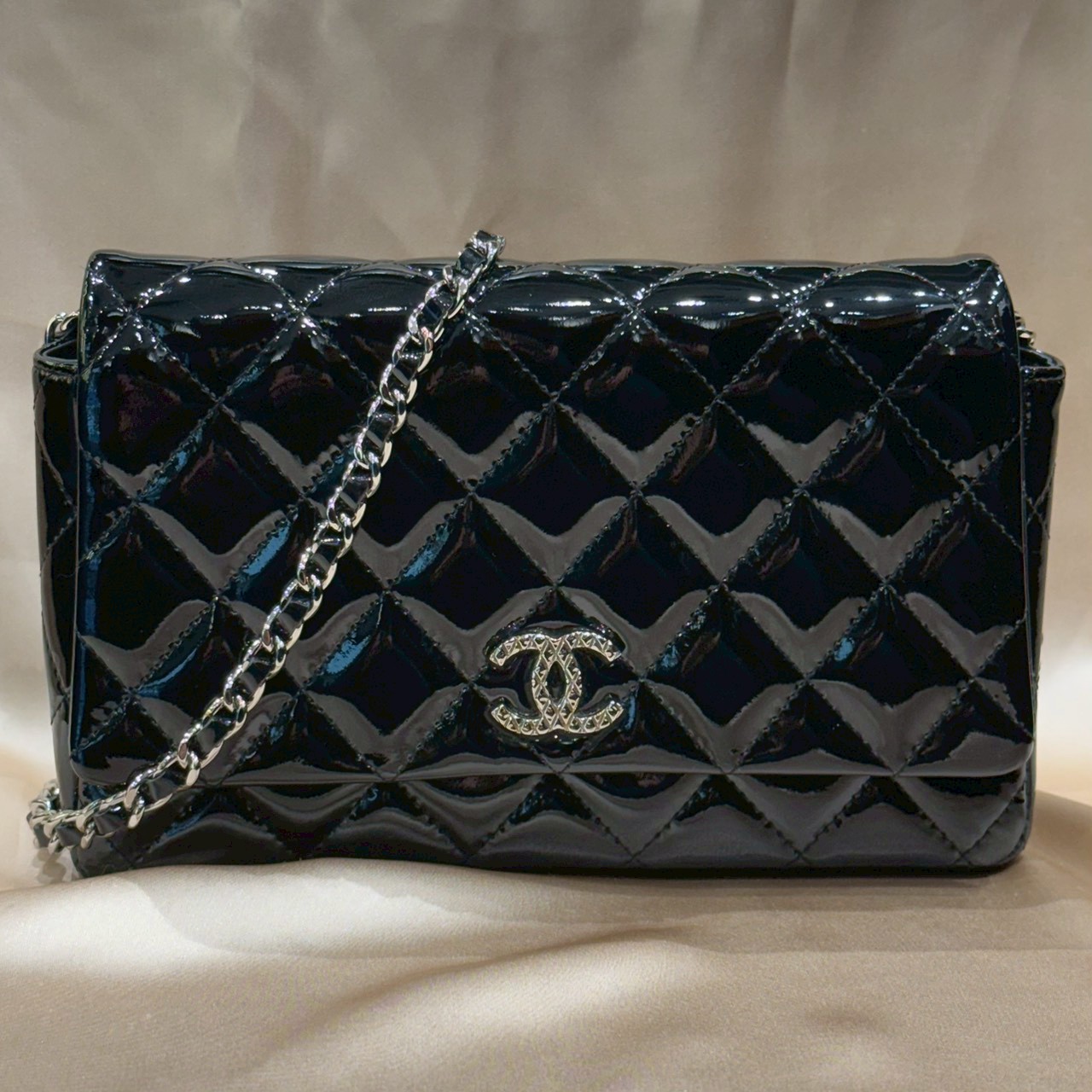 CHANEL A48692 マトラッセ パテントレザー ココマーク チェーン