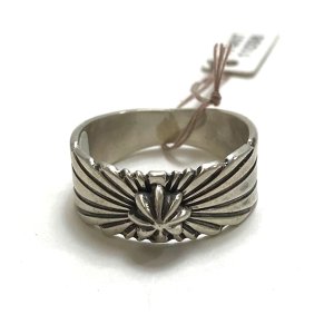 INDIAN JEWELRY】 NAVAJO ナバホ族 TOM HAWK(トムホーク)作 バングルを