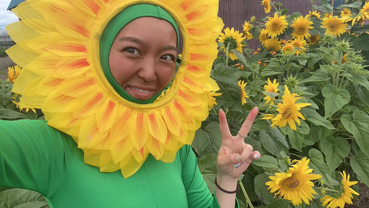 ひまわりになりました🌻爆笑 ちゃんと顔も茶色にペイントしたよwwwww