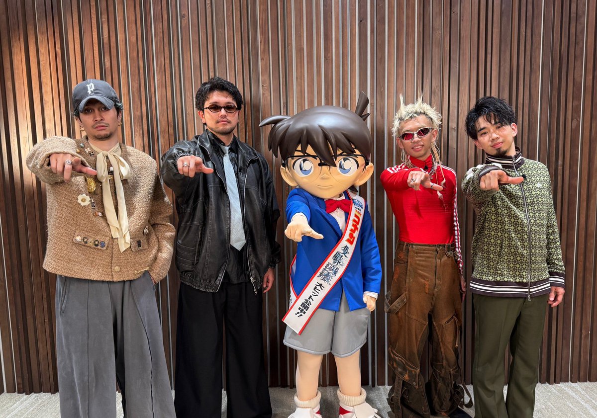 常田さんのお衣装かわいい レディースぽいツイードジャケットにバッジ