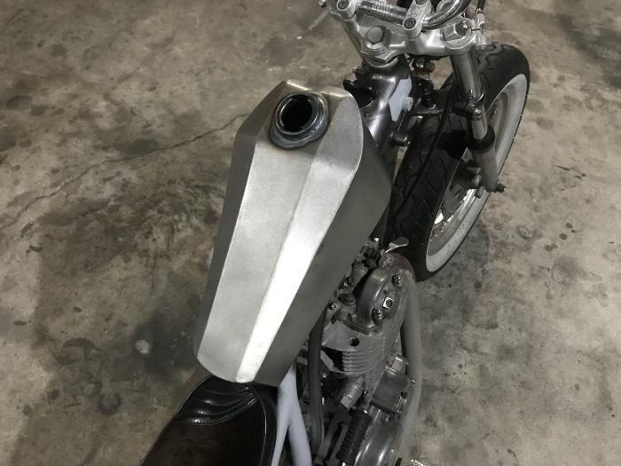 SR400用ボルトオンコフィンタンク : カスタムバイク取扱店【七伍屋】
