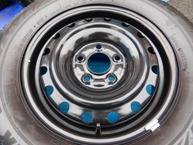 セレナ純正スチールホイールのスタッドレスタイヤ付きセット入庫です