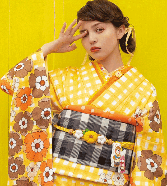 緑色にはっきりとした絵柄が愛らしい古典柄振袖で成人式を | kimono