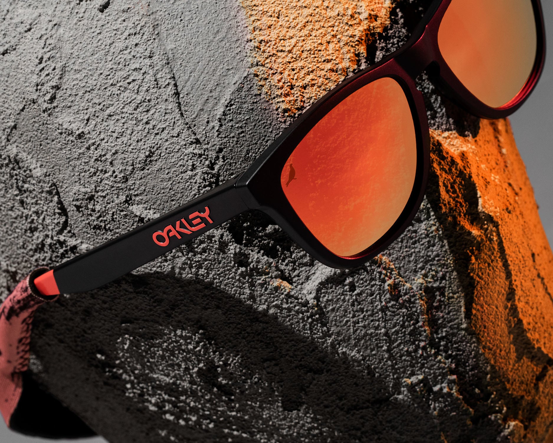 FROG, MEET PIGEON: OAKLEY®、STAPLEとの限定FROGSKINS™コレクションを