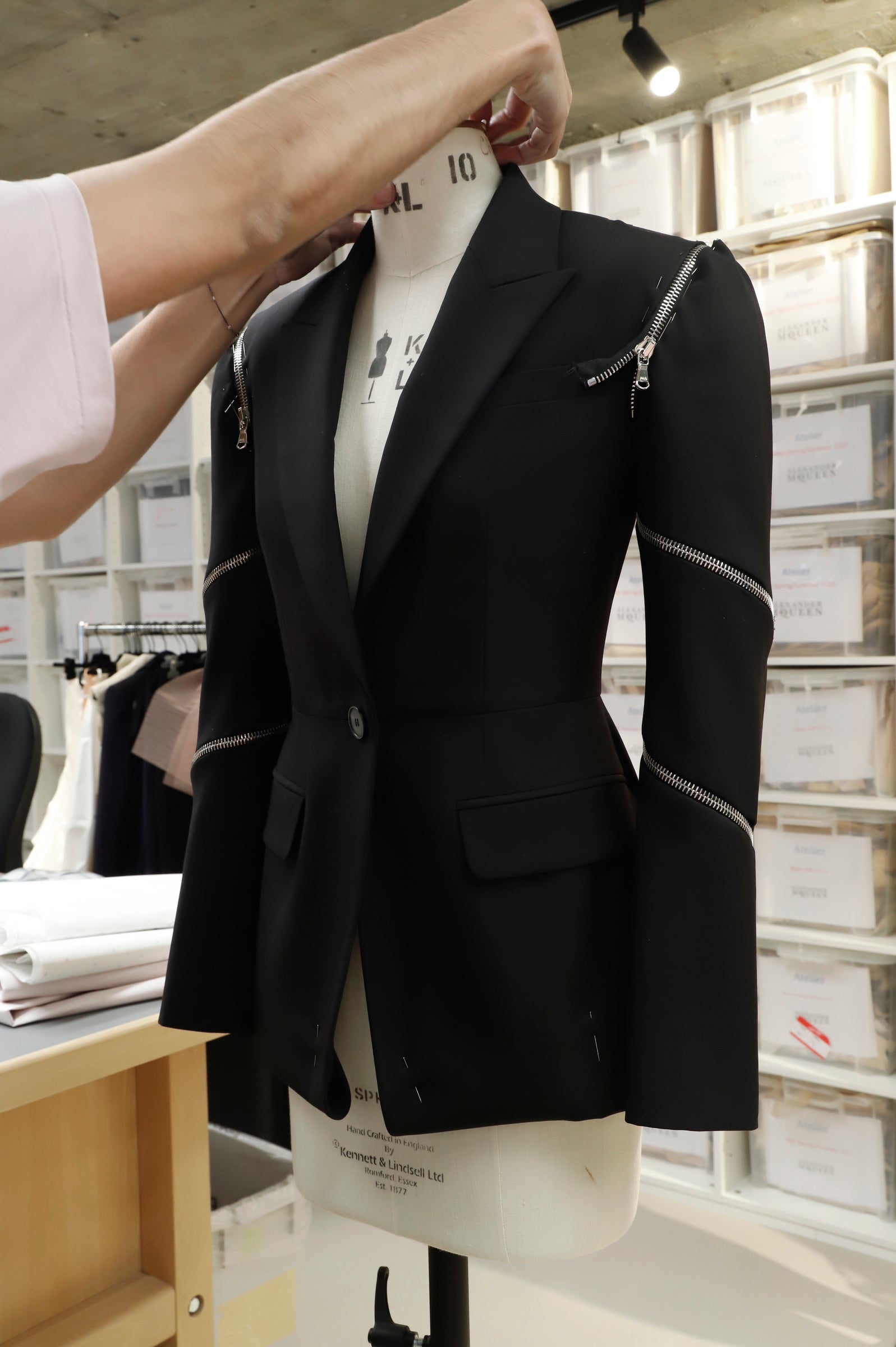 Alexander McQueen】2022年春夏プレコレクションよりテーラード