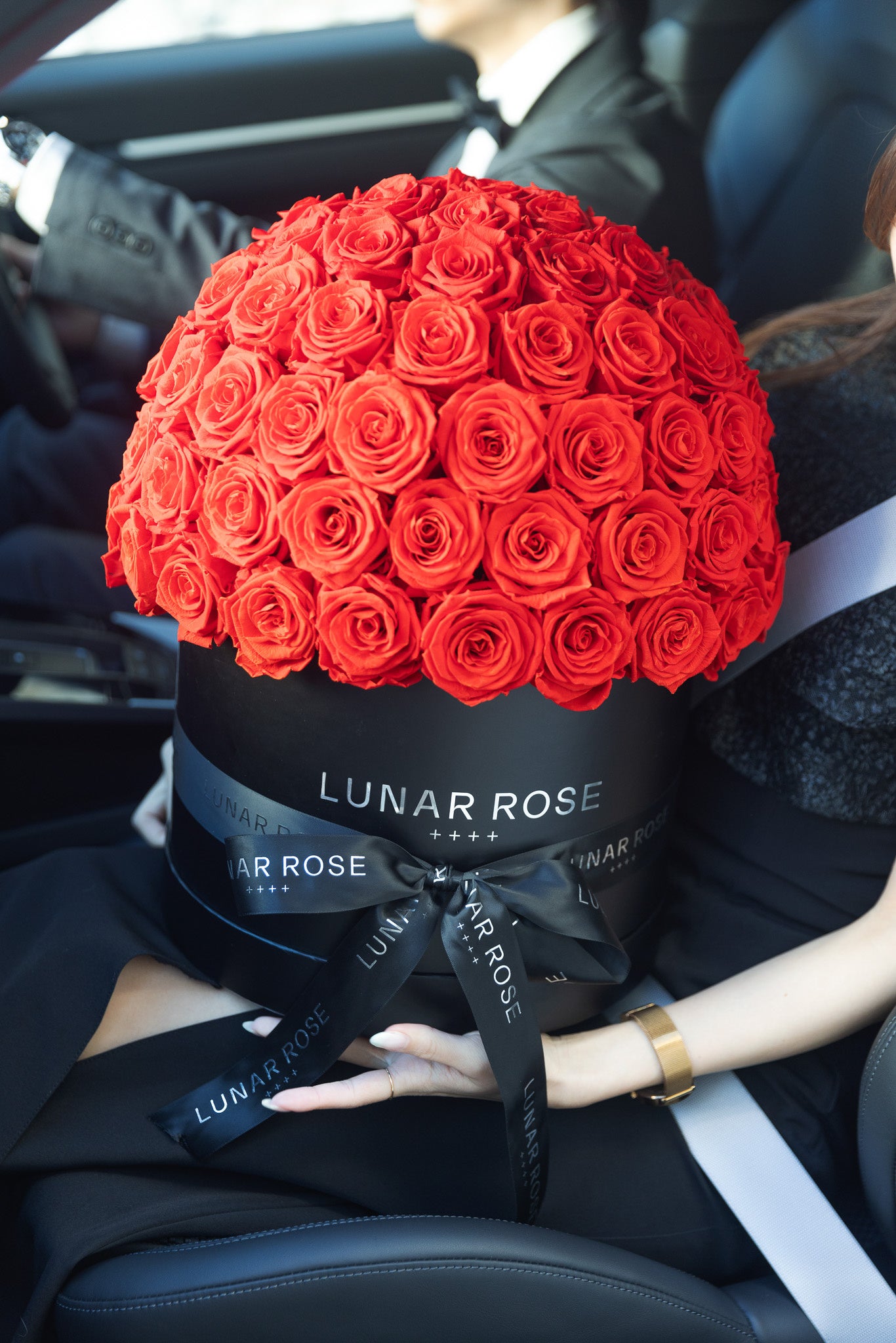 新時代のラグジュアリーギフト】枯れないバラが話題！LUNAR ROSEが
