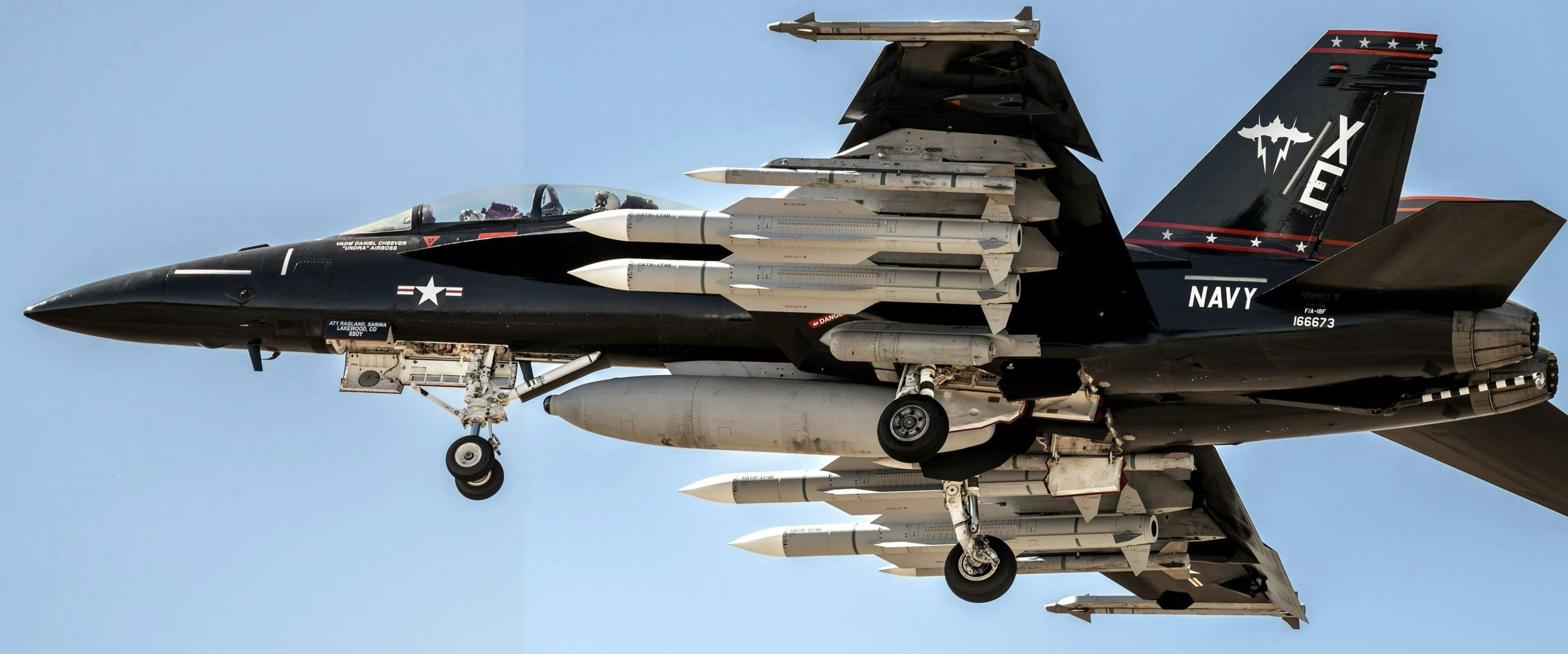 VX-9ヴァンパイアF-18E/F 166673の別のショット。AIM-174Bを4発搭載
