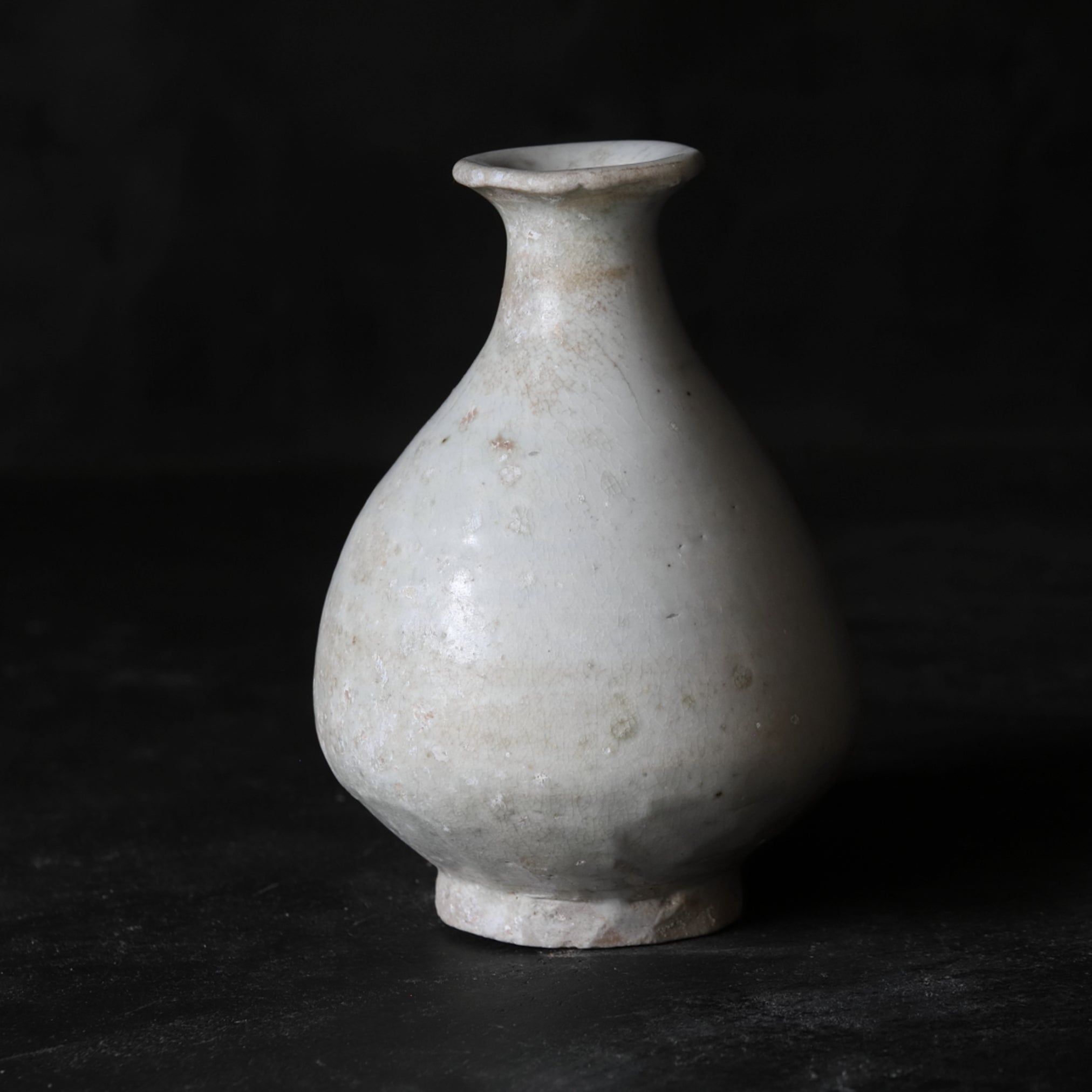 李朝 白磁瓶（1392–1897 CE） | 入蘆花（ロカニイル）
