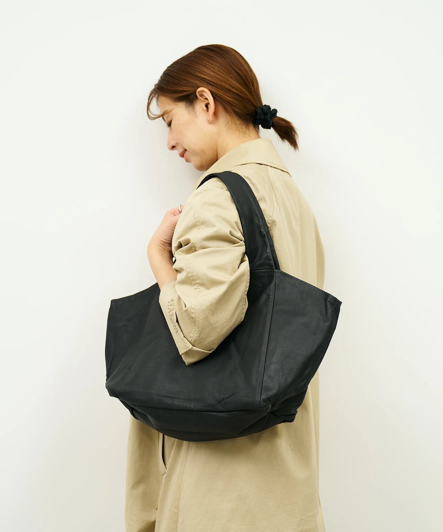 軽くて柔らかい横型やぎ革トートバッグ - ポケット豊富で実用的 – REN