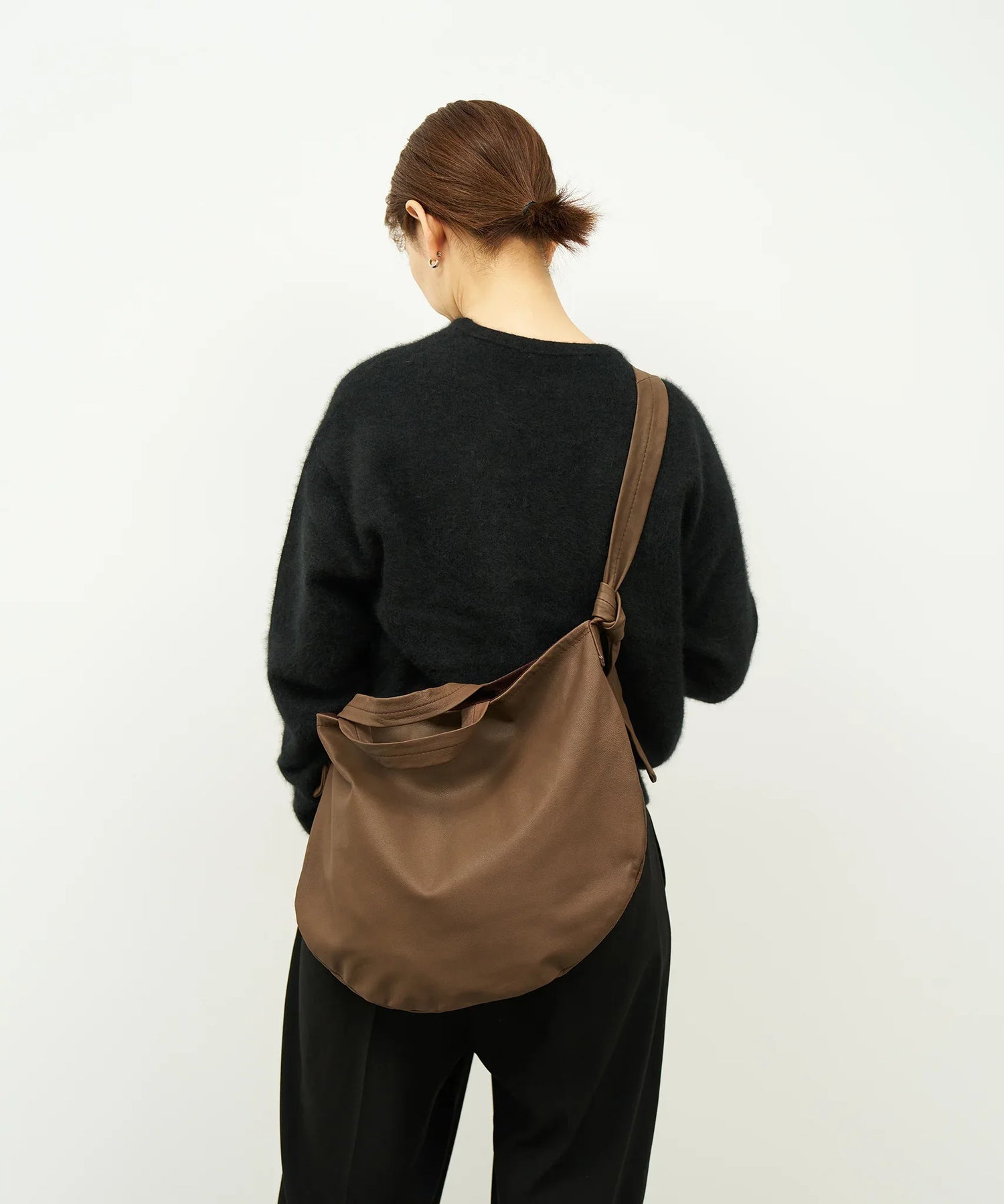 REN】《ショルダーバッグ》軽くて柔らかい、半円型の2way仕様のレザー