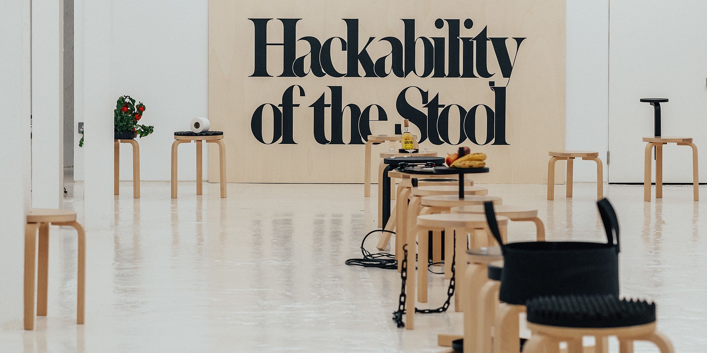敬意を込めた改造 'Hackability of the Stool' - Artek