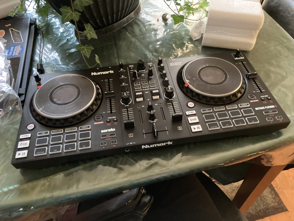 Numark Mixtrack Platinum FX 2-Channel DJ Controller | Guitar Center