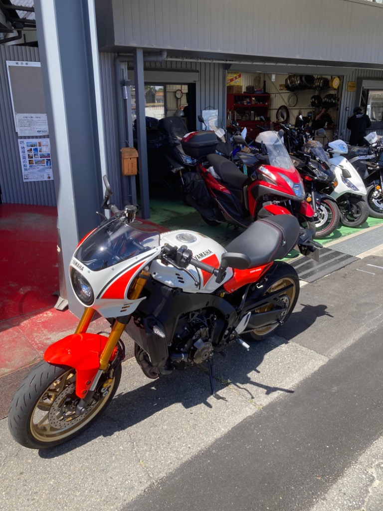 ワイズギア XSR900('24) シートカウル ホワイト/レッド Q5KYSK135S06