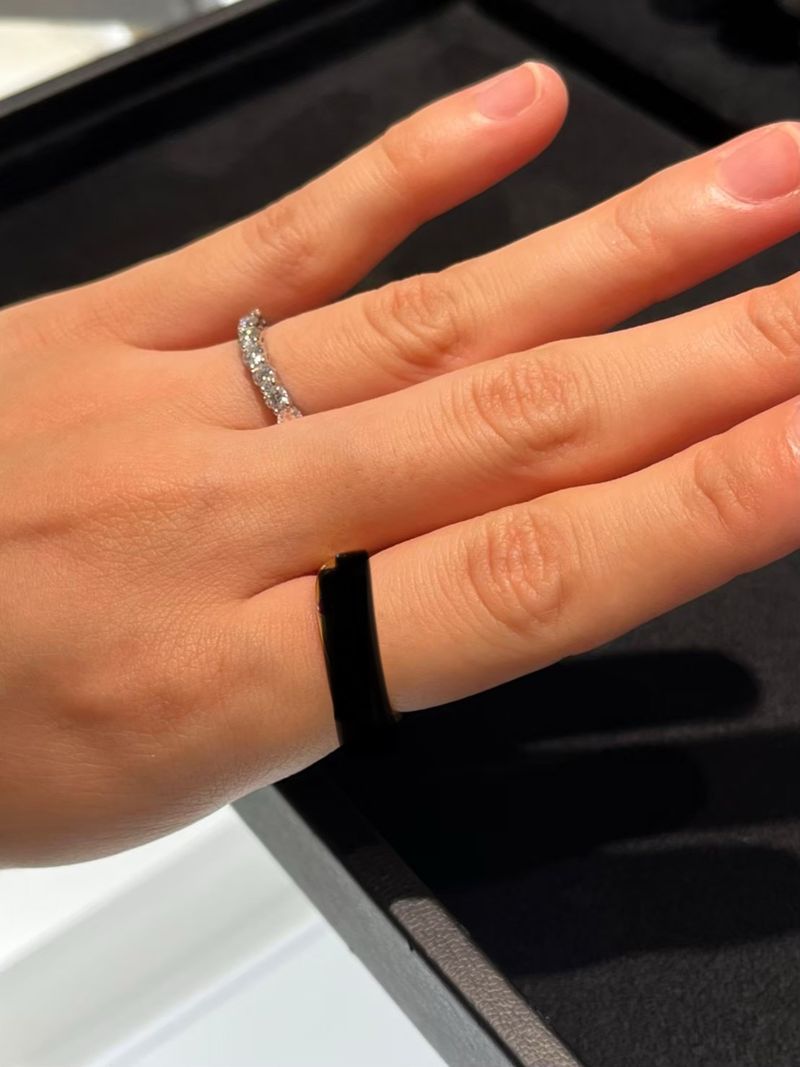 周囲の人から王道の婚約指輪は歳をとると付けにくいと聞いたため
