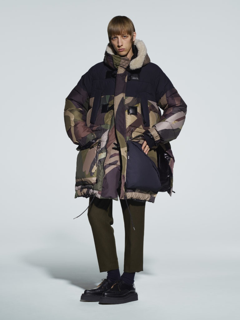 sacai x KAWSの “着るアート” 、マルチカラー＆カモフラの