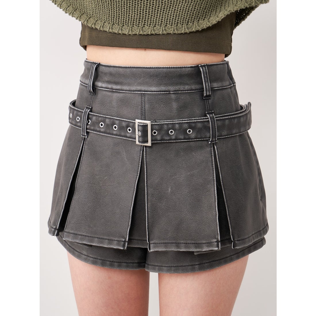 ダーリッチ Darich アンティークレザープリーツショートパンツ