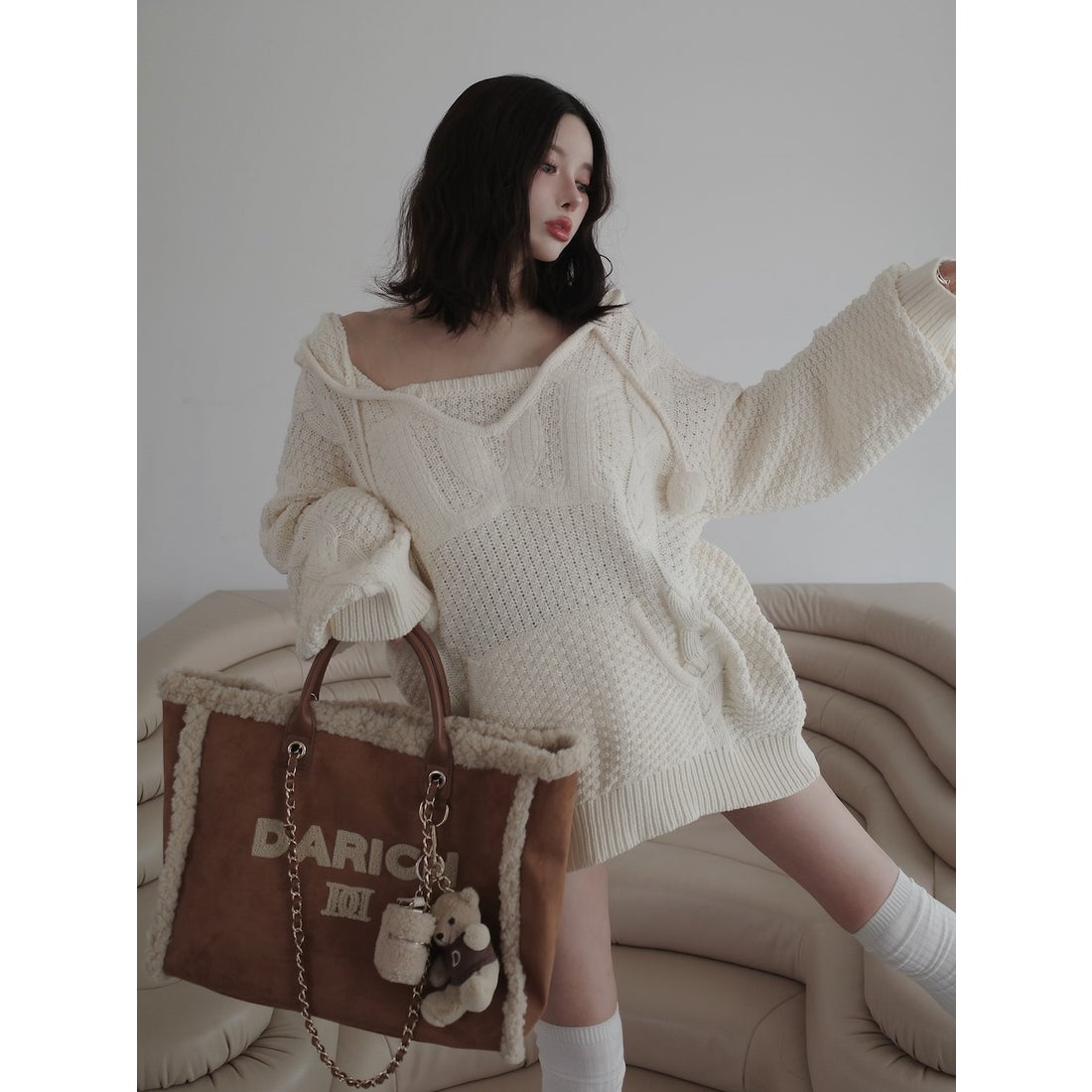 ダーリッチ Darich ケーブルDDロゴVネックニットフーディ （ベージュ