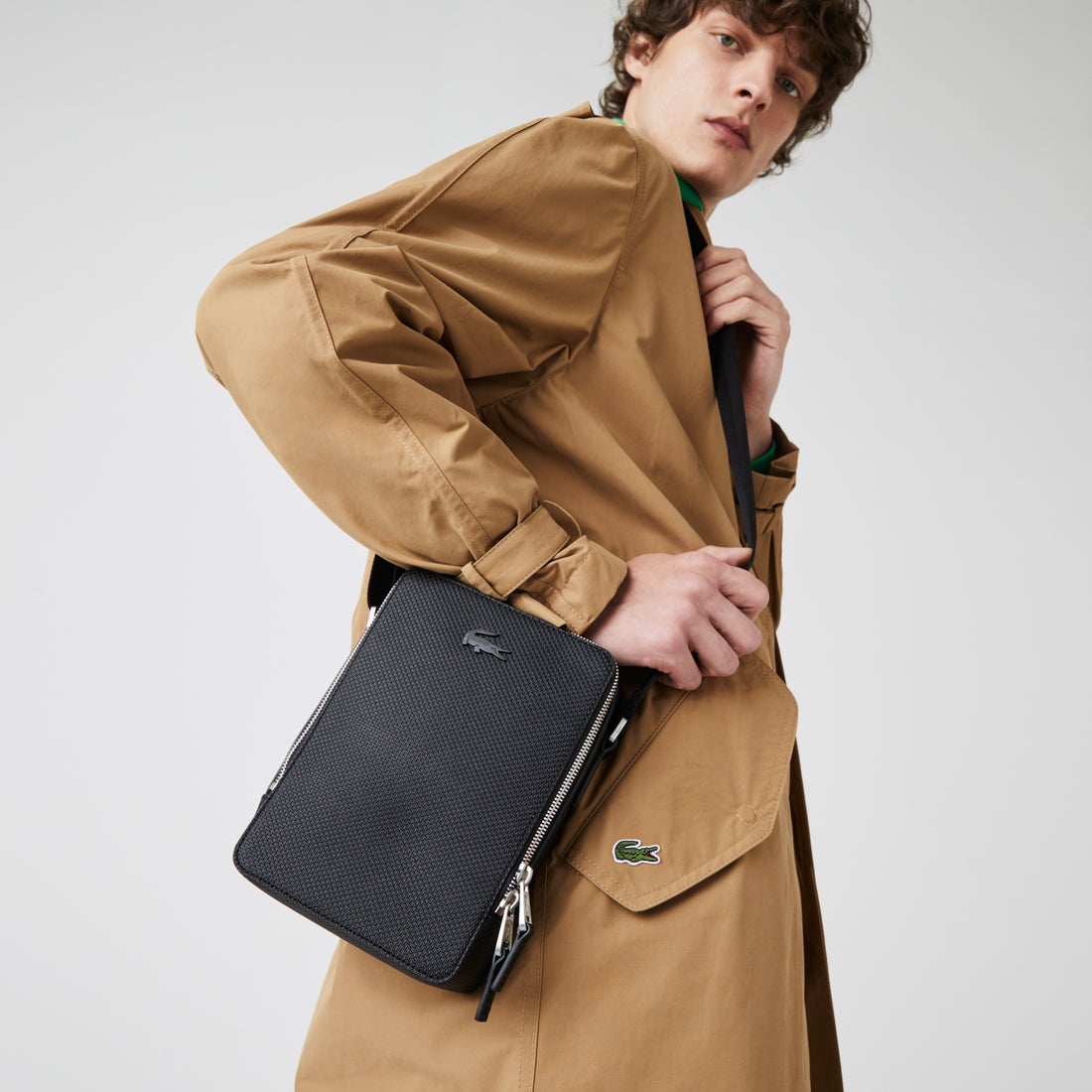 ラコステ LACOSTE CHANTACO バーティカルカメラバッグ （ブラック
