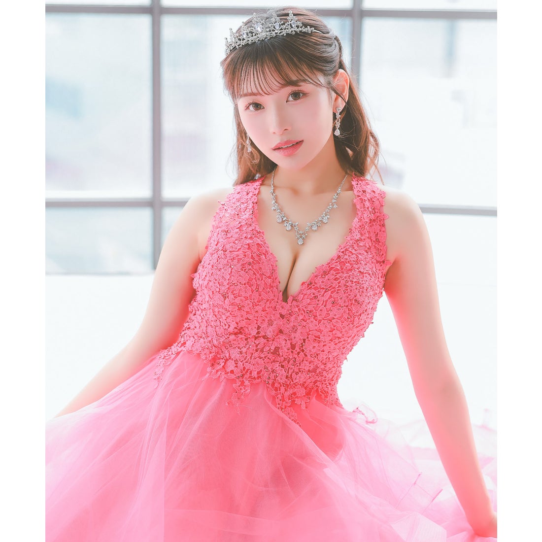 ティカ Tika キャバドレス フラワー刺繍ボリュームホルターネック