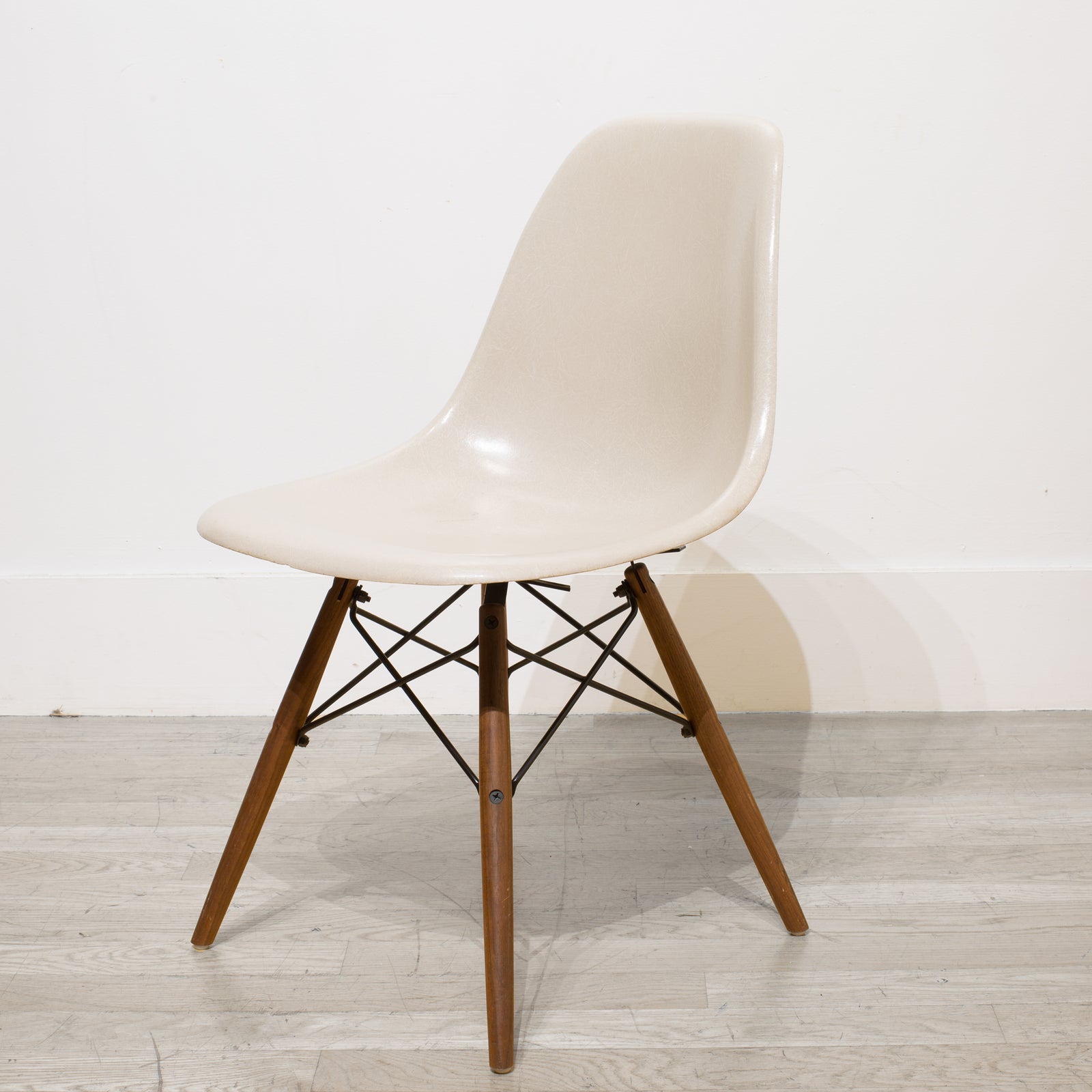 eames-fiberglass-herman-miller