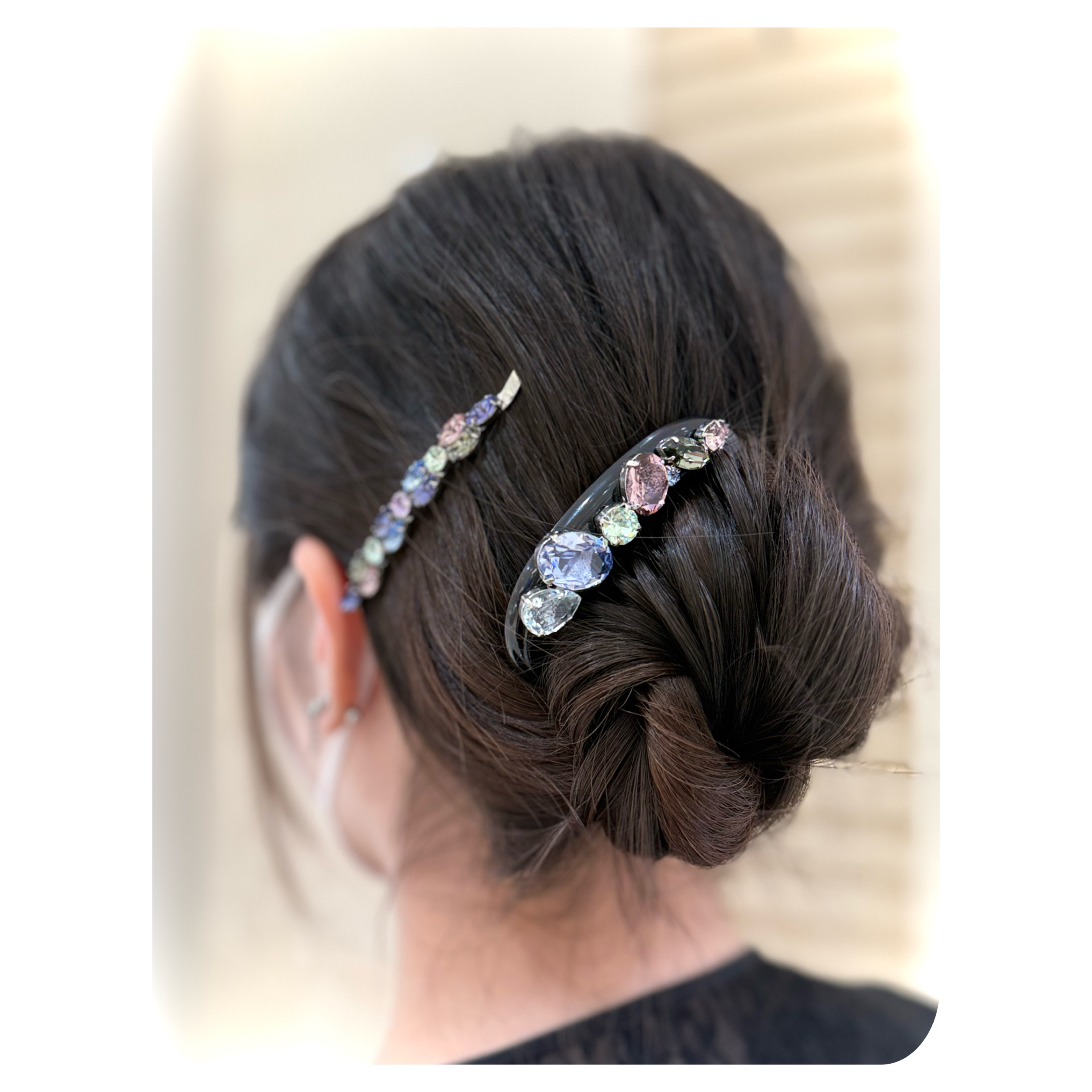 スワロフスキー・クリスタルの揺らめく輝きを毎日のヘアスタイルに