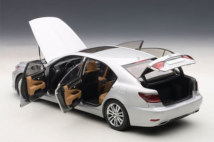 預訂: 1/18 AUTOART LEXUS LS600HL (Sonic Silver) (78841)
