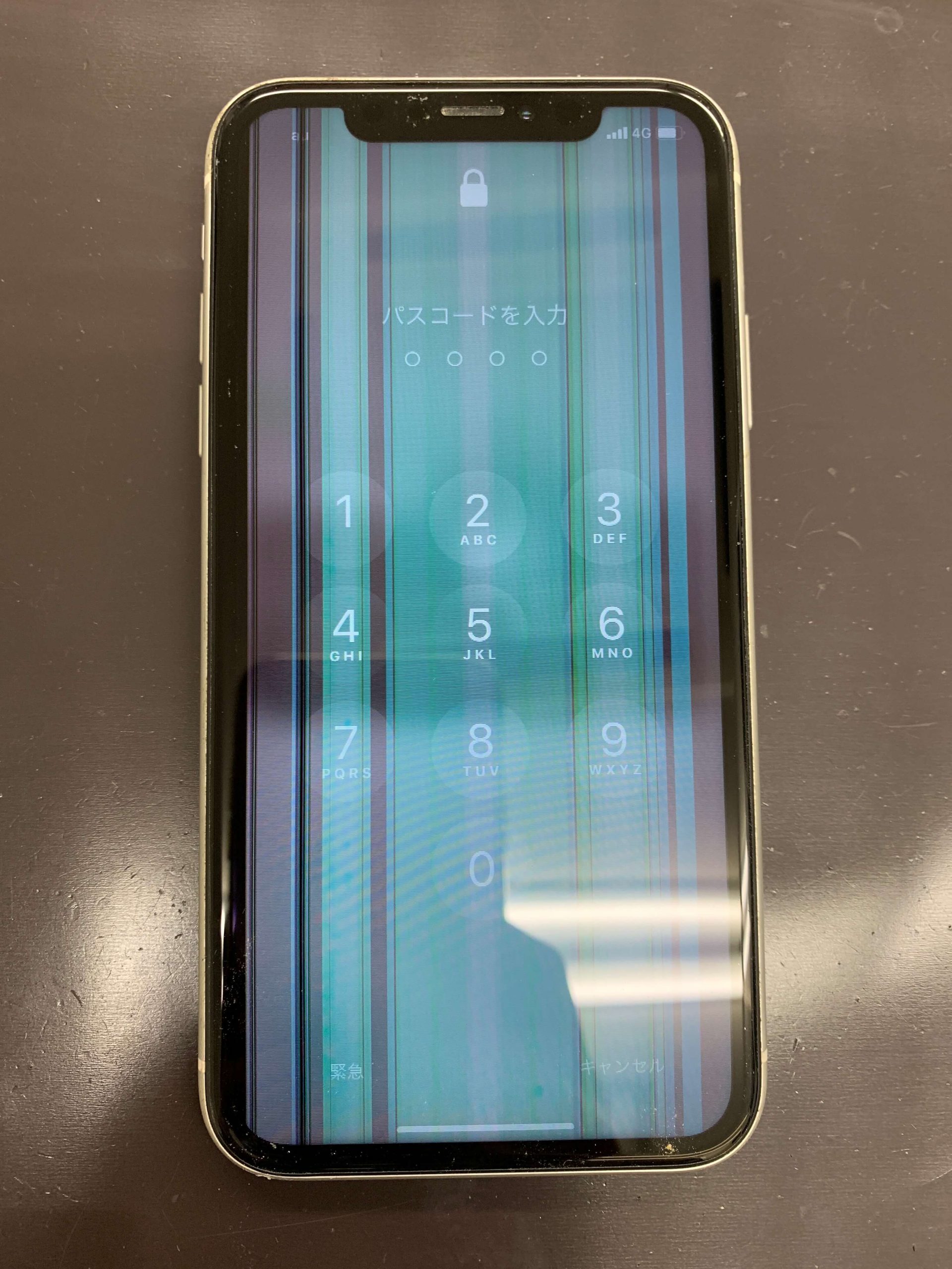 液晶が縞模様になったiPhoneXRをデータそのまま修理しました！ | スマ