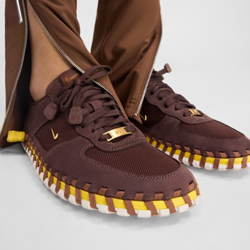 3月5日発売【Jacquemus x Nike J Force 1 “Earth”】ダークブラウンと