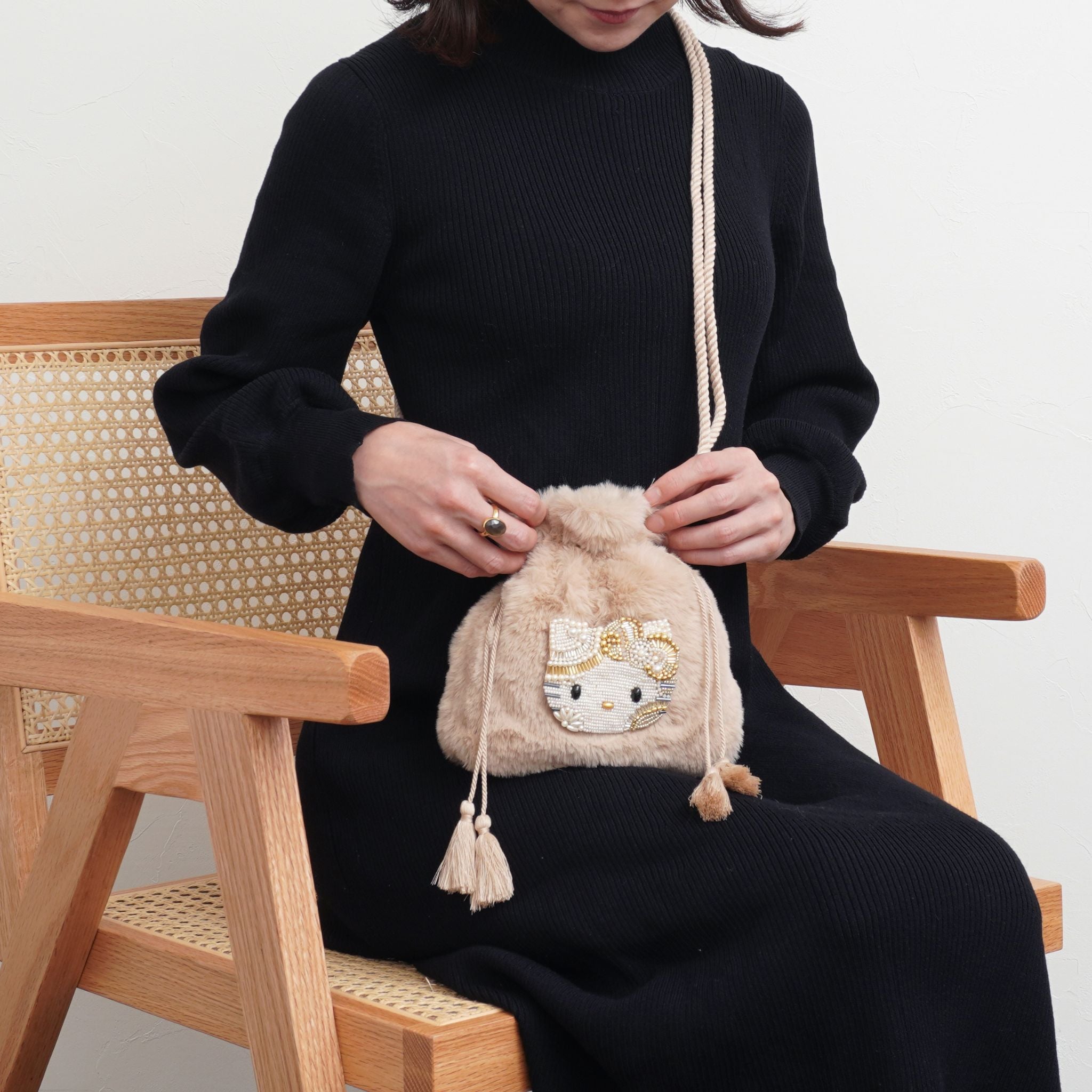 ハローキティ ビーズ刺繍 ファー 巾着バッグ【直営店限定】 – MAYGLOBE