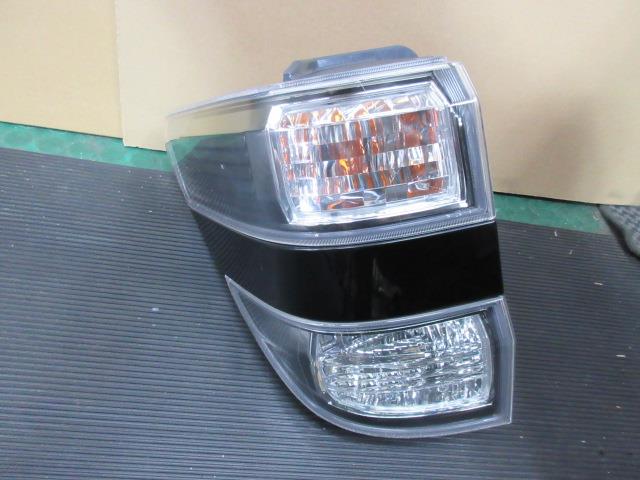左テールランプ 81561-58092 ANH20W ヴェルファイア 対応 高品質中古パーツ