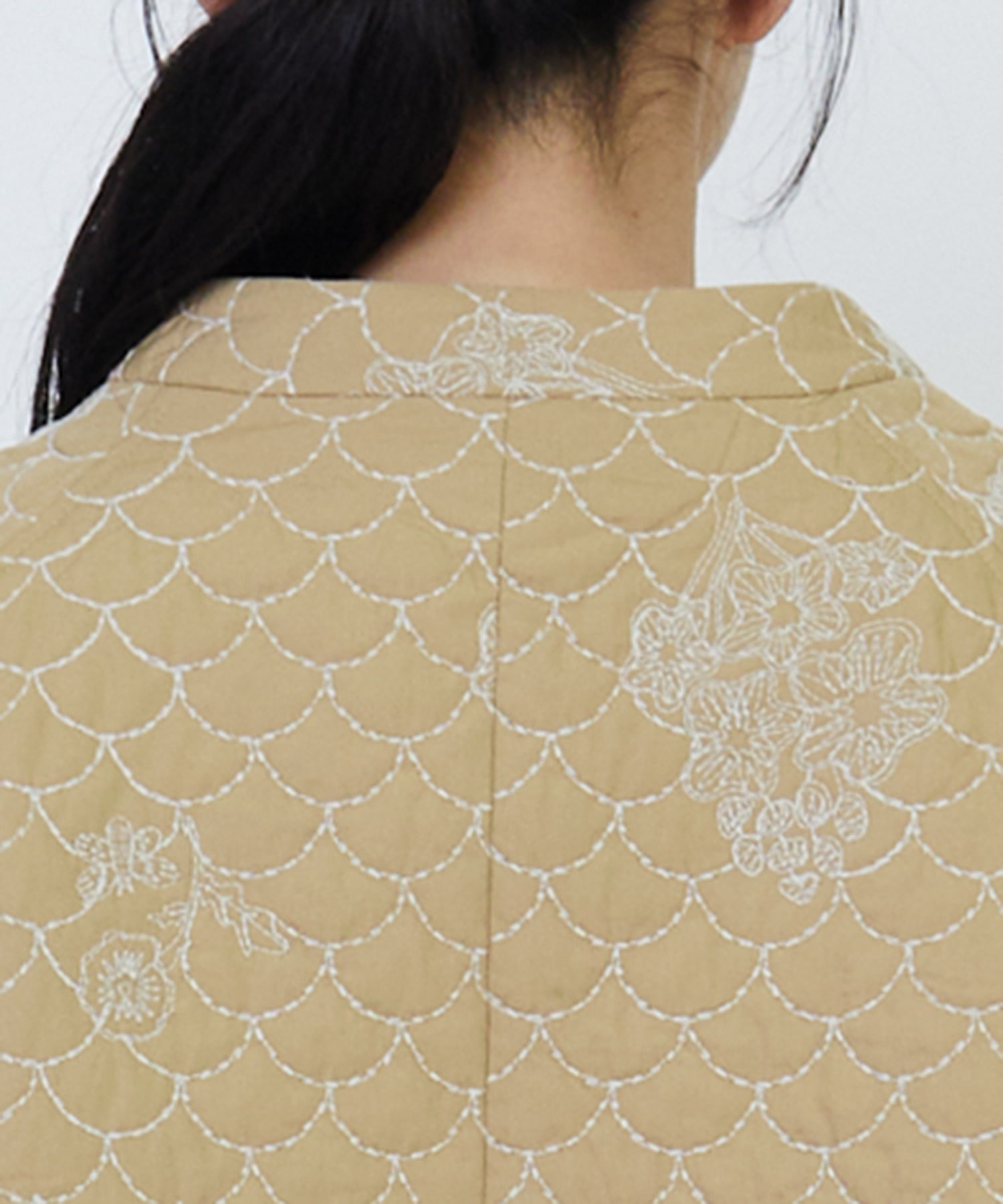 コットンリネンキルティング風刺繍ノーカラージャケット｜BIGI online