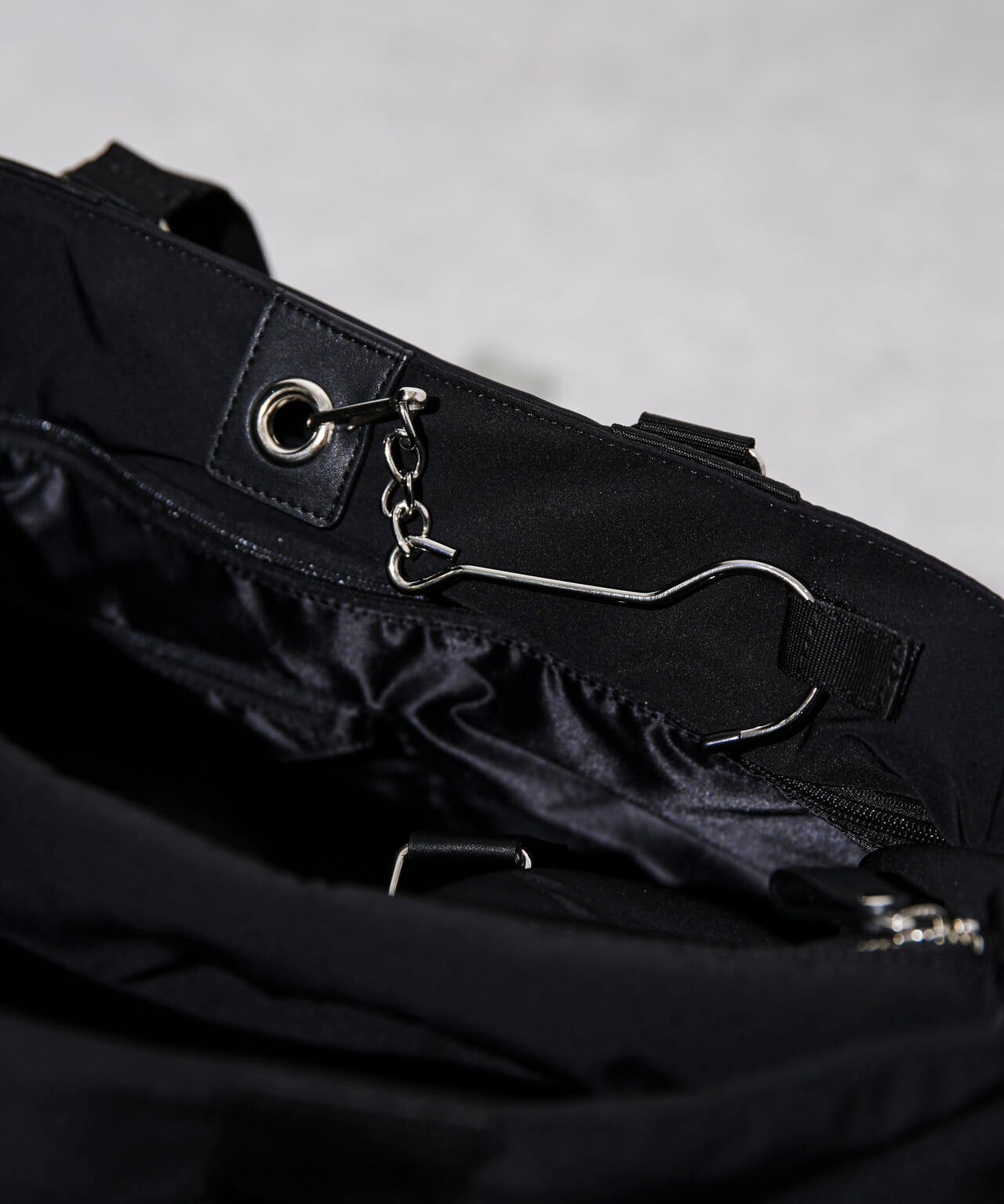 ESSENTIAL LINE」ガーメントドラムバッグ