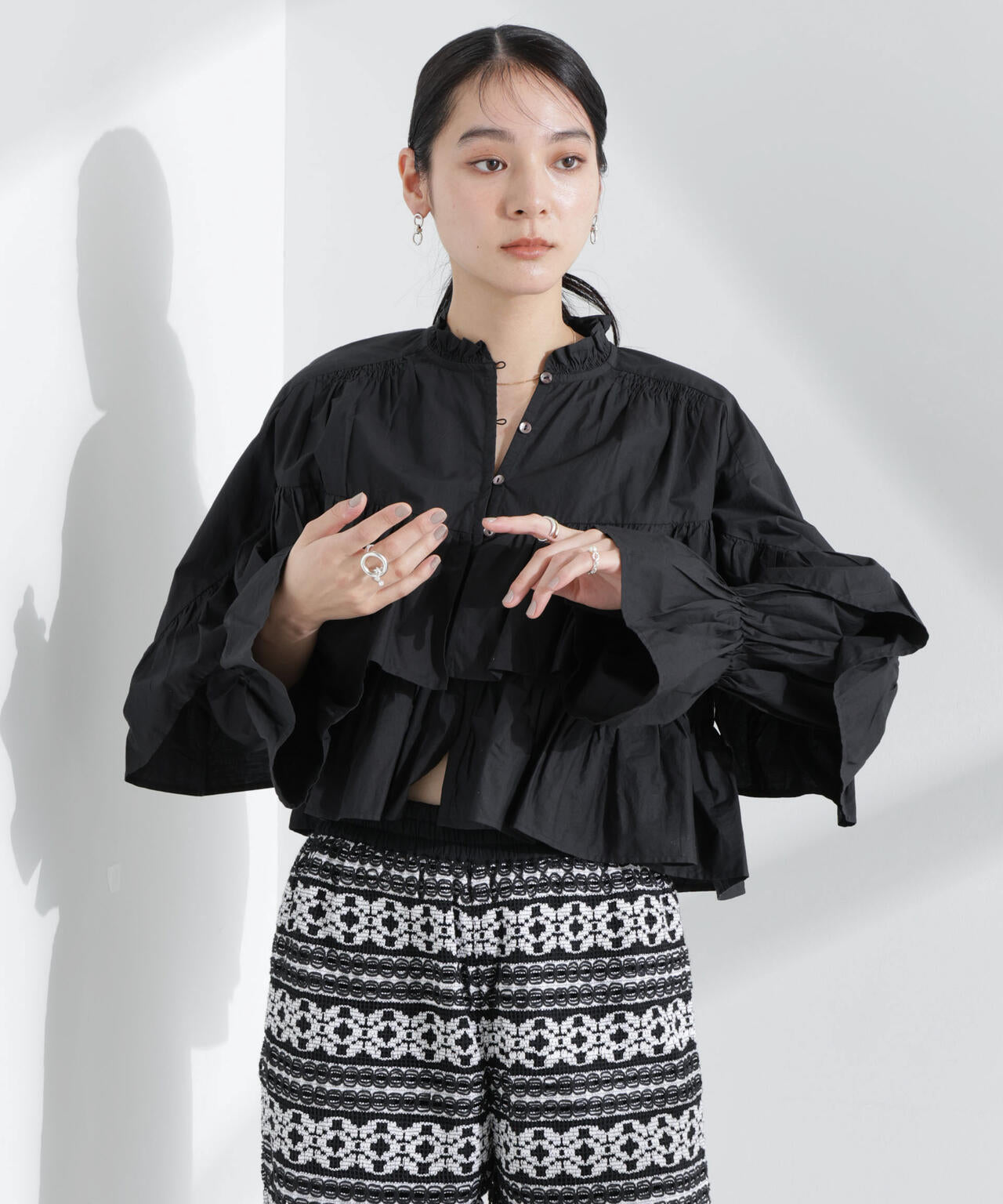 Sara mallika / COTTON VOLUMEFRILL SHORTBLOUSE