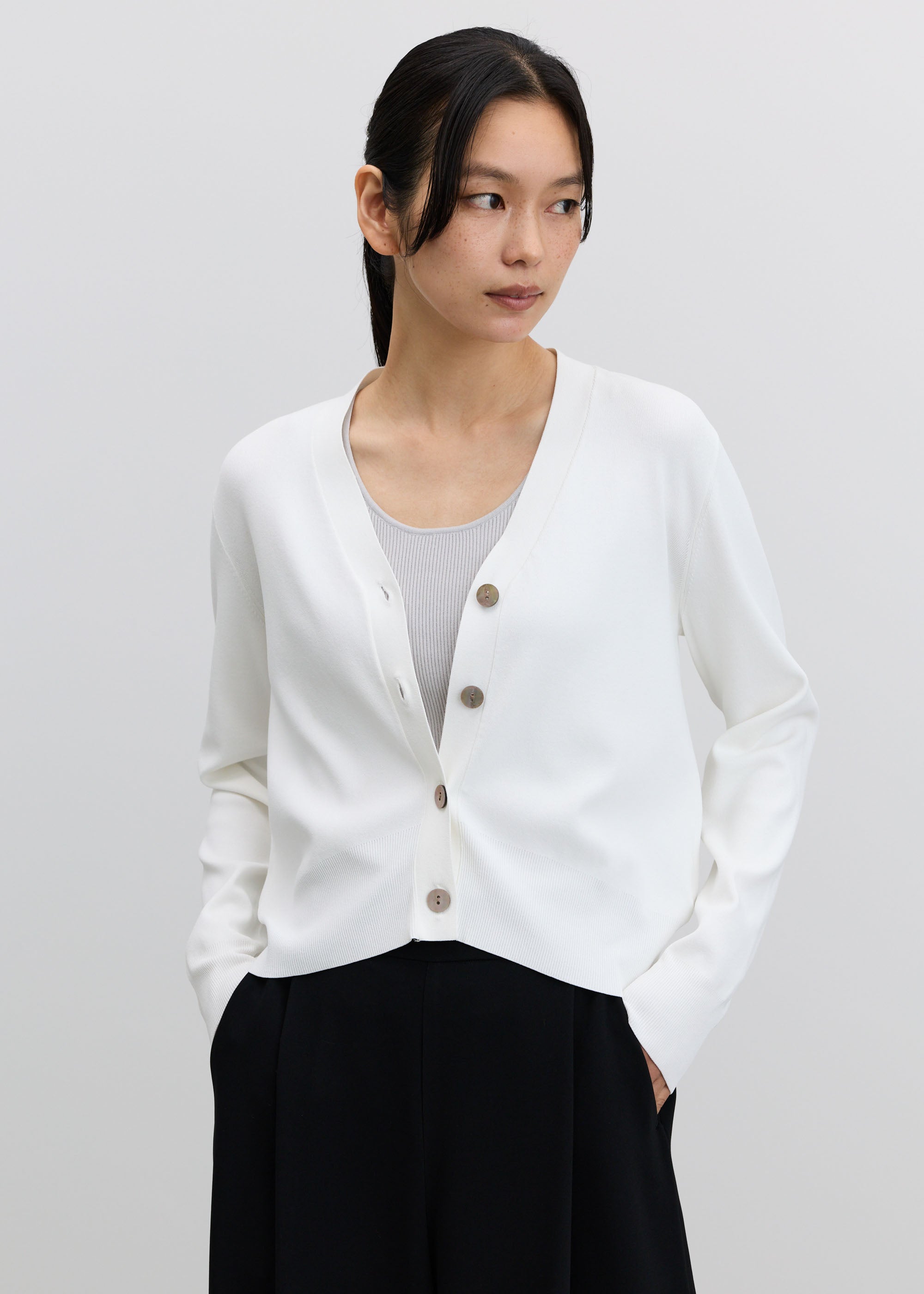 Vネックショートニットカーディガン - SOÉJU online store｜上質な大人