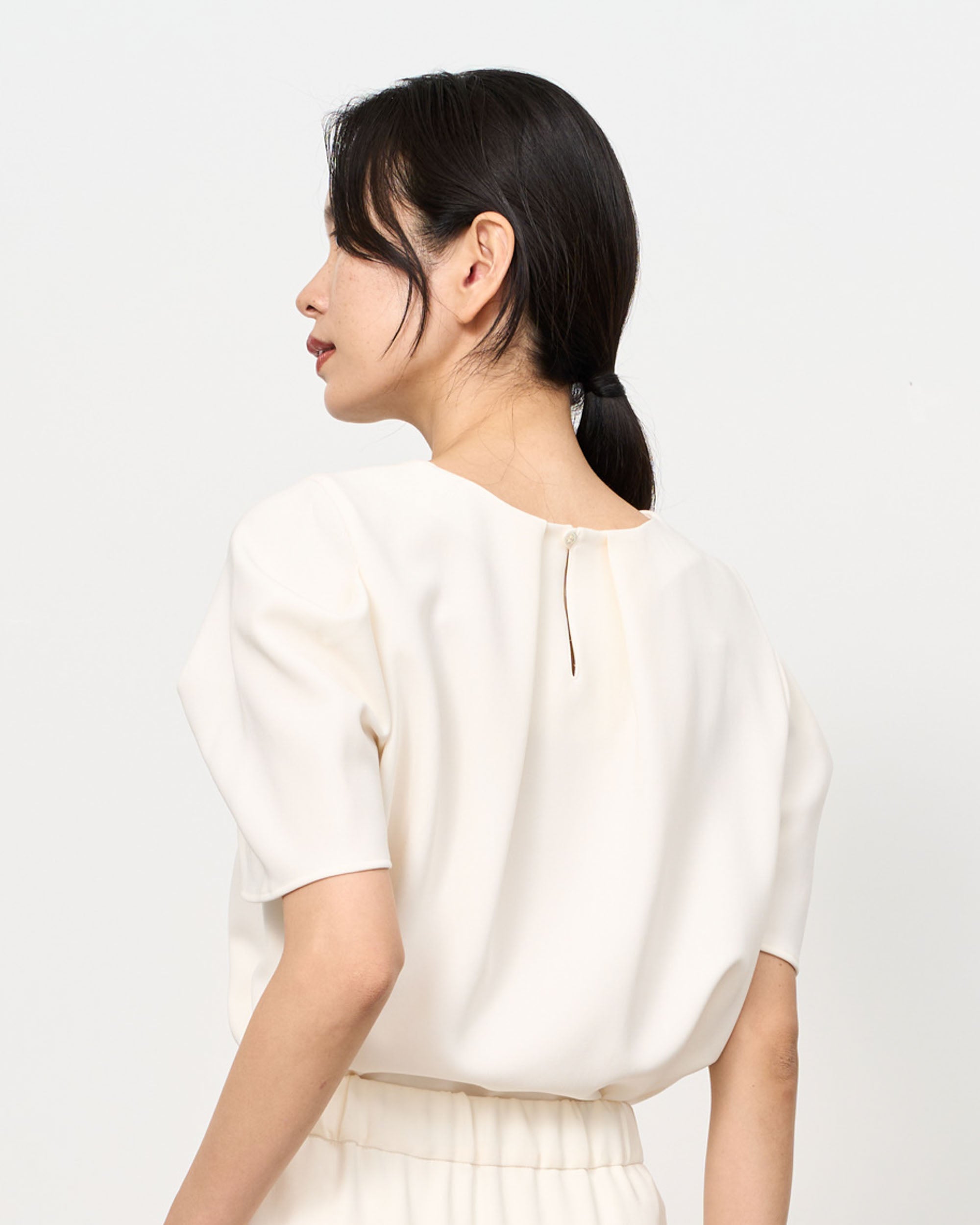 肩タックブラウス - SOÉJU online store｜上質な大人の女性のための