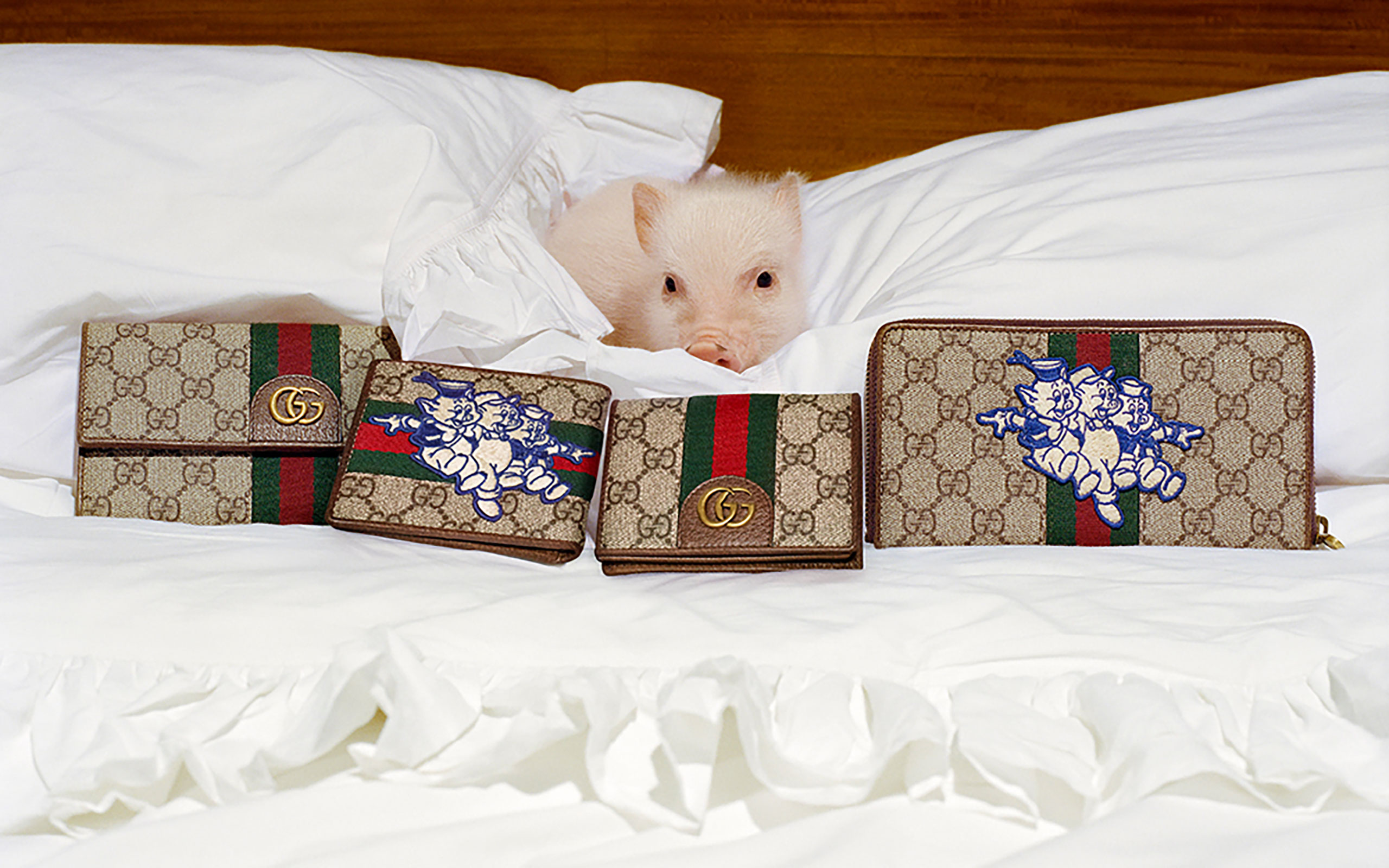 愛くるしい子ブタ達に囲まれて、Gucci (グッチ) から亥年を祝う限定