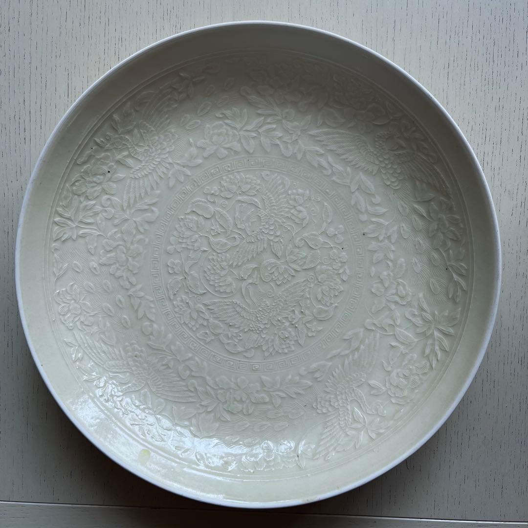 原田譲　大皿　婦人画報　31cm 白瓷印花纒枝菊紋 原田譲】白瓷印花花喰鳥稜花盤 – うつわ御結