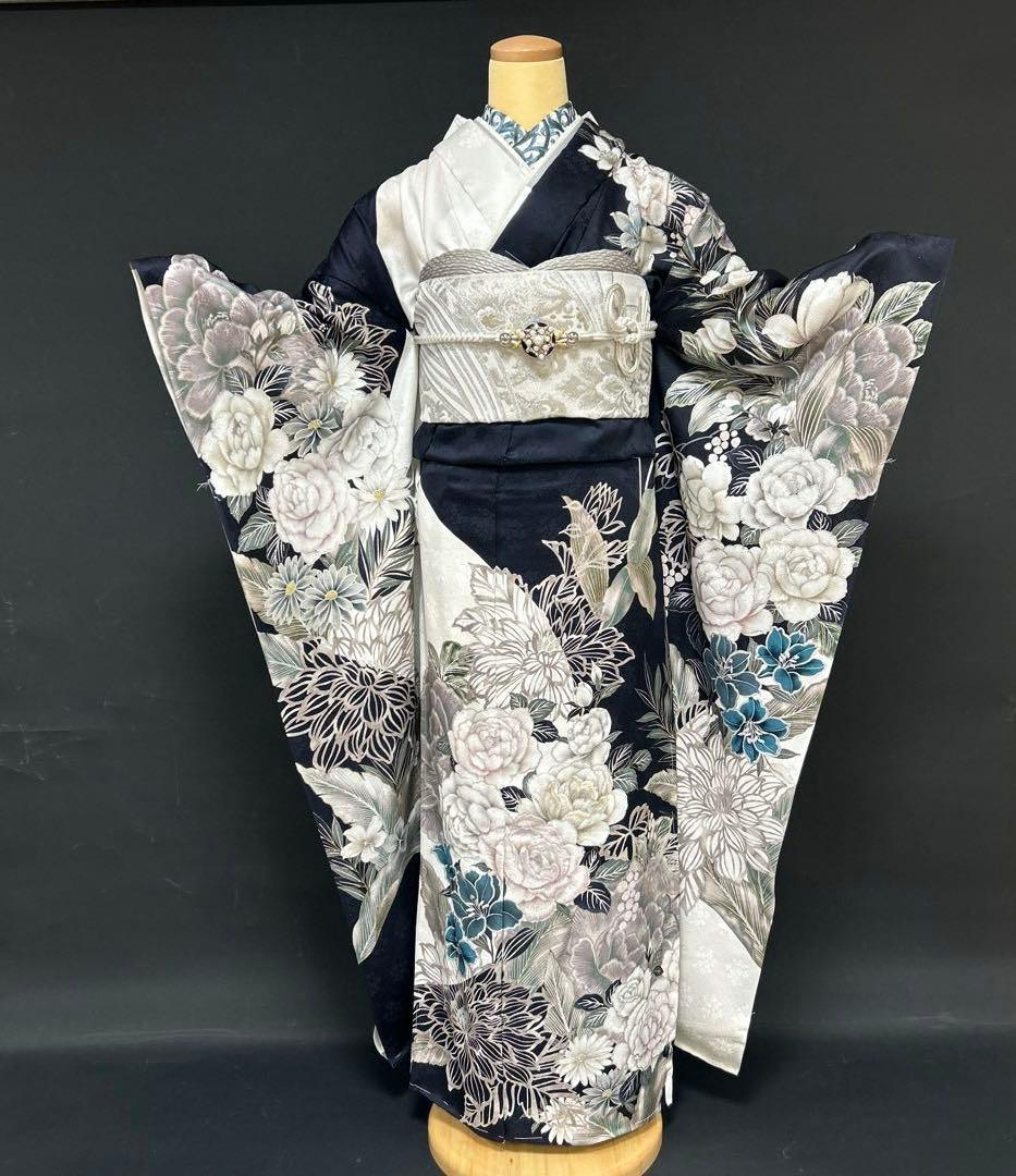 白紺染め分け牡丹のクール系振袖フルセット 華徒然×吉木千沙都｜紺地×白牡丹のクラシカルモダン振袖レンタル