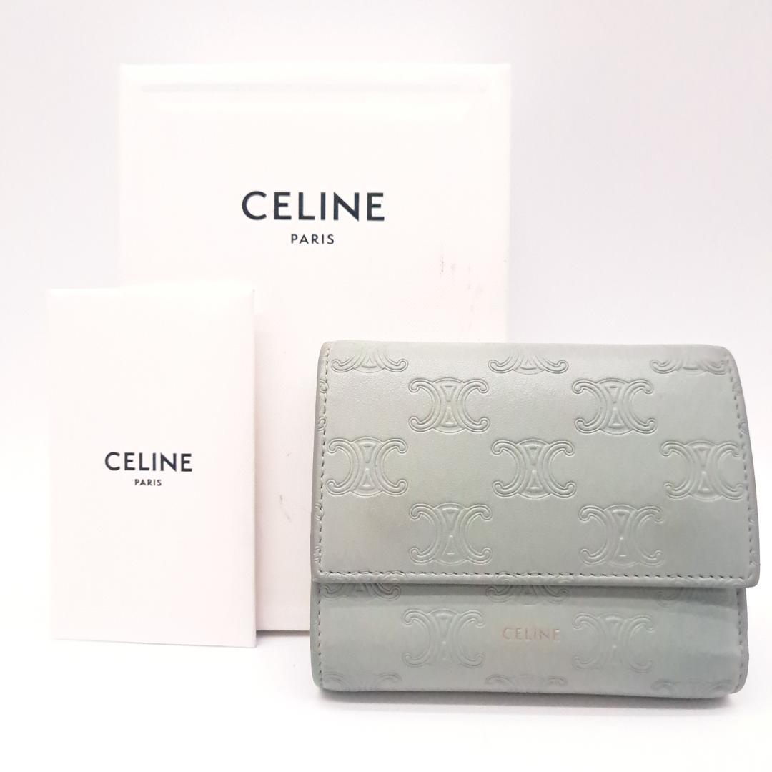 CELINE セリーヌトリオンフ エンボス 三つ折り財布 グレー レザー セリーヌ ｜さらに使いやすい新仕様の、トリオンフモチーフ三つ折り