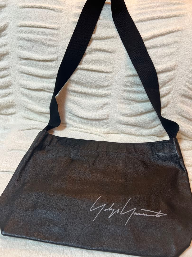 Yohji Yamamoto 黒 ショルダーバッグ Yohji Yamamoto レザーショルダーバッグ | ブラック | FARFETCH JP