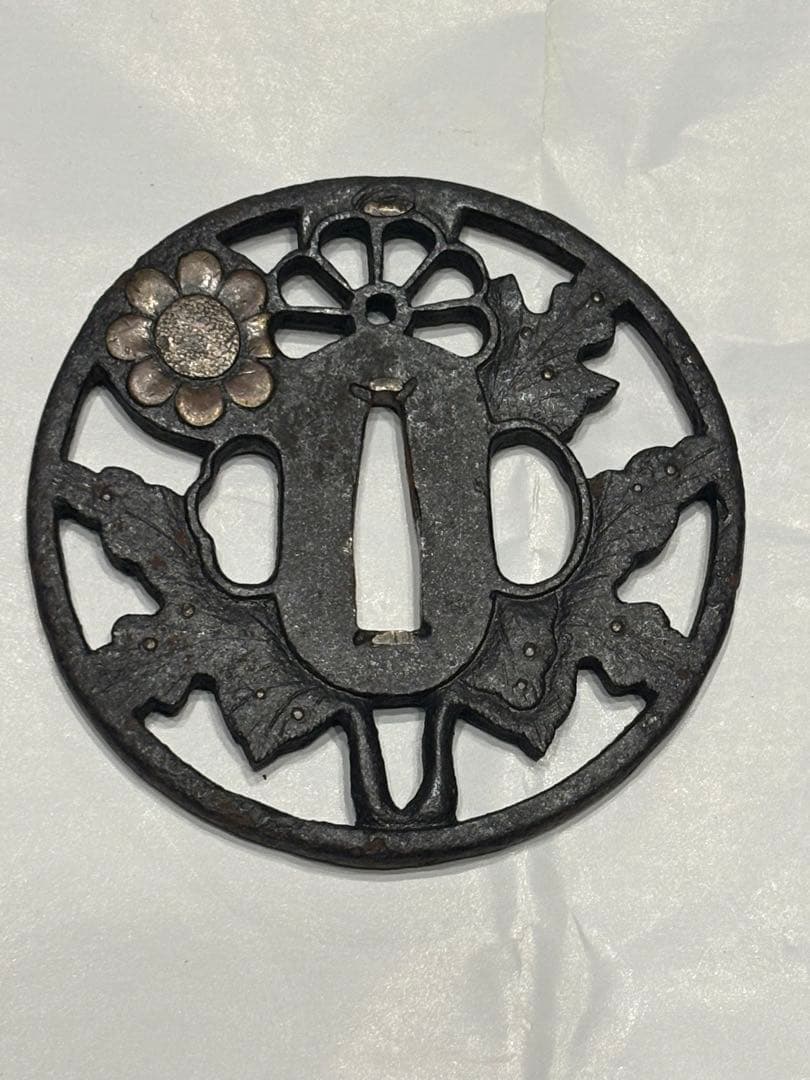 花と葉のデザイン 鍔(つば) 楽天市場】日本刀装具 花柄の図 刀鍔 合金製 現代品 鍔 刀の鍔 ツバ 鐔
